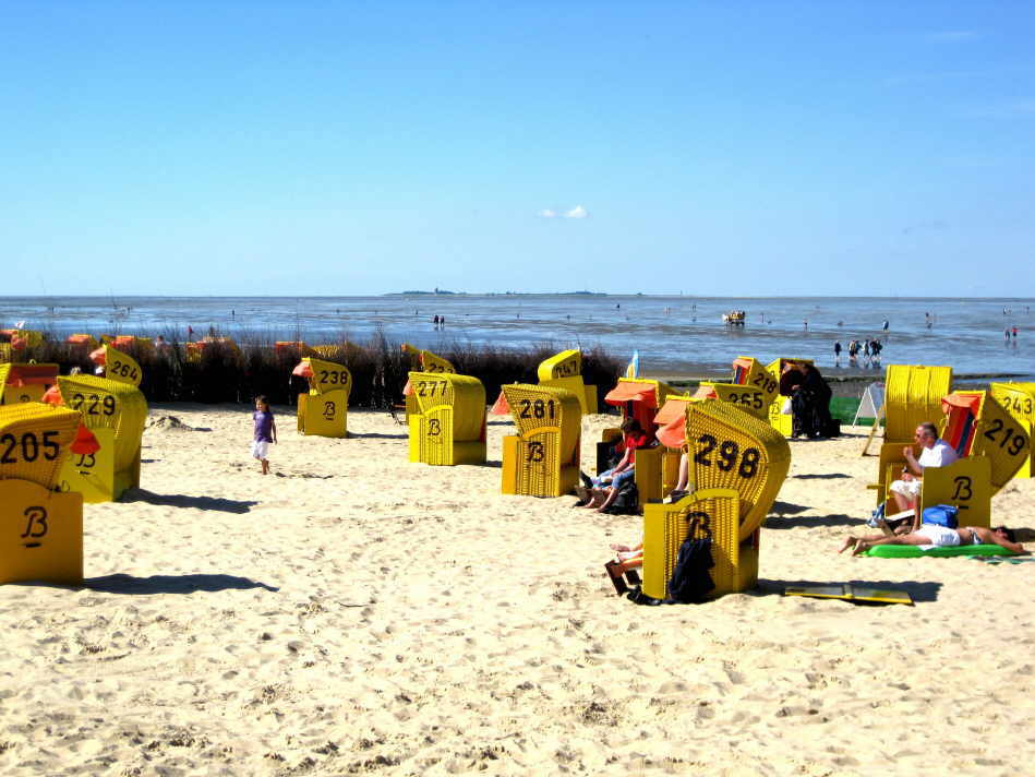 Cuxhaven: Strand von Duhnen mit Blick auf Neuwerk